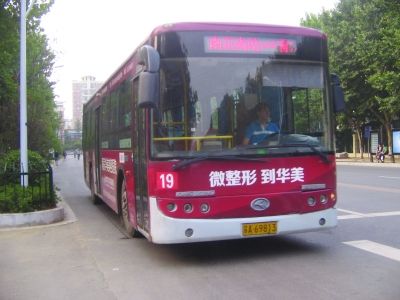 育才公寓场站的公交车是违停。 任贵林 摄